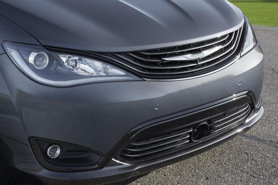 Детали экстерьера Chrysler Pacifica Hybrid Appearance Package (RU) 2018 года  (фото 4 из 6)